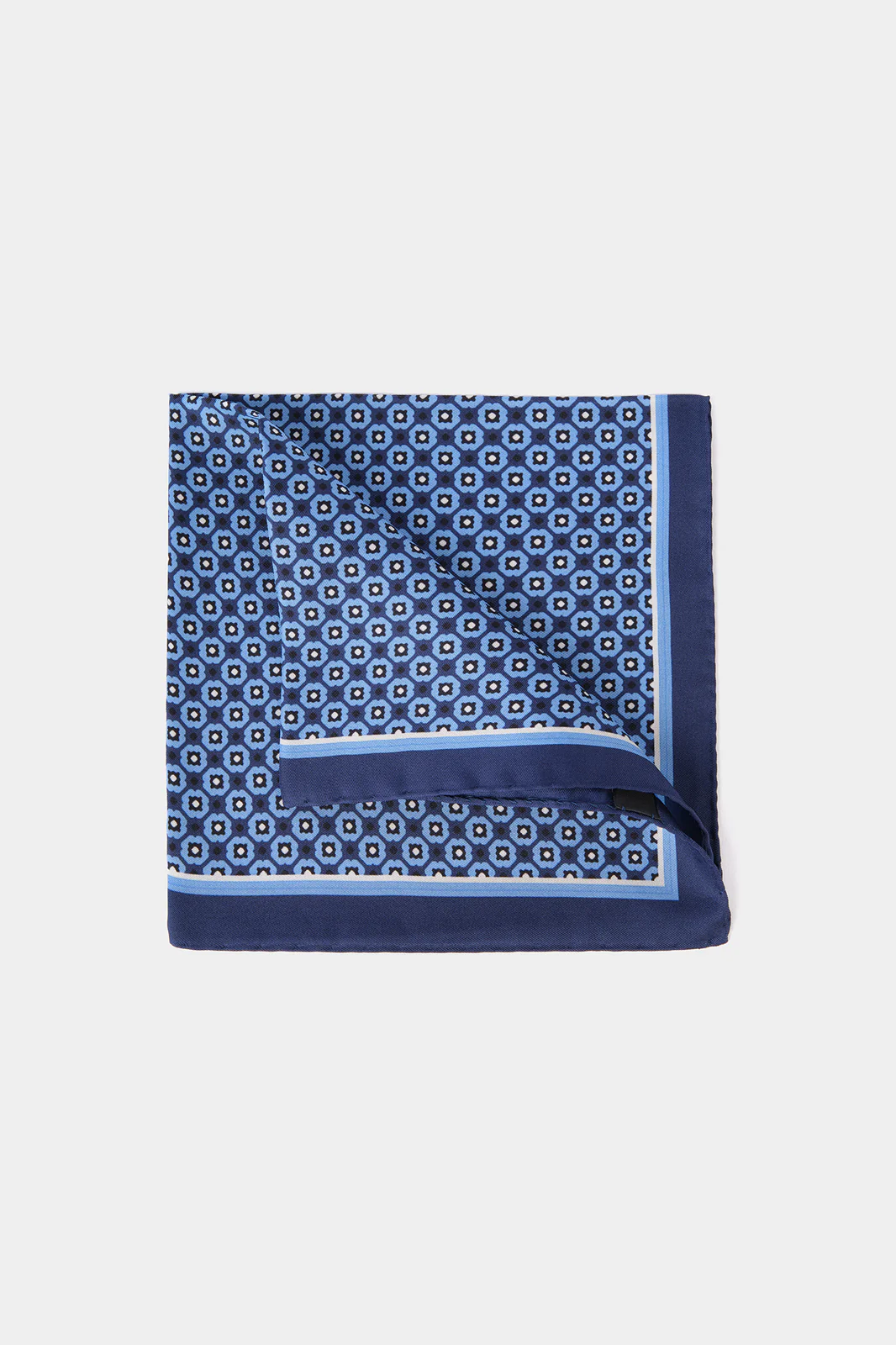 Pochette fond bleu marine à motif floral bleu ciel et blanc
