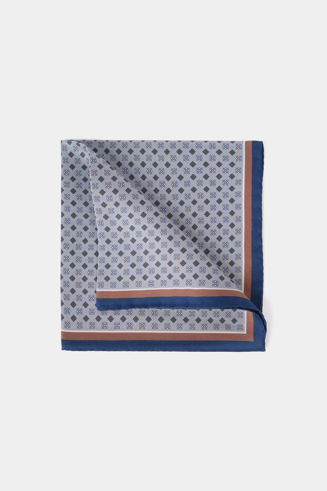 Pochette fond gris clair à motif géométrique bleu clair et gris foncé